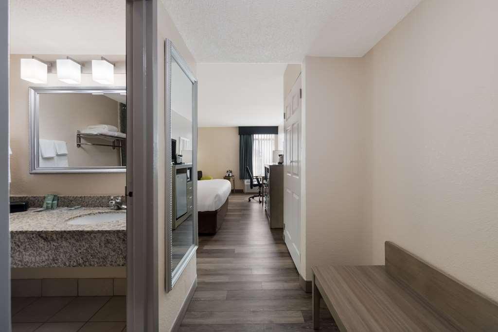 Best Western Hampton Coliseum Inn Номер фото
