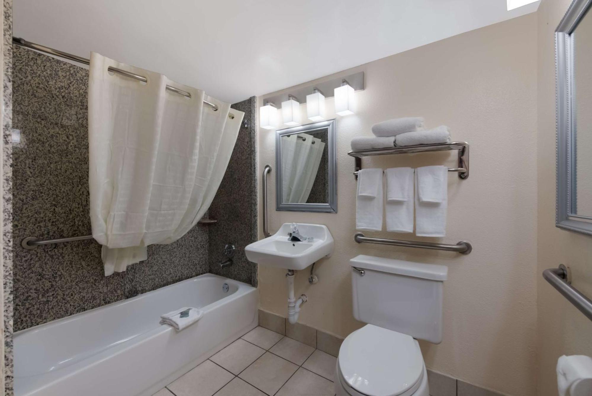 Best Western Hampton Coliseum Inn Экстерьер фото