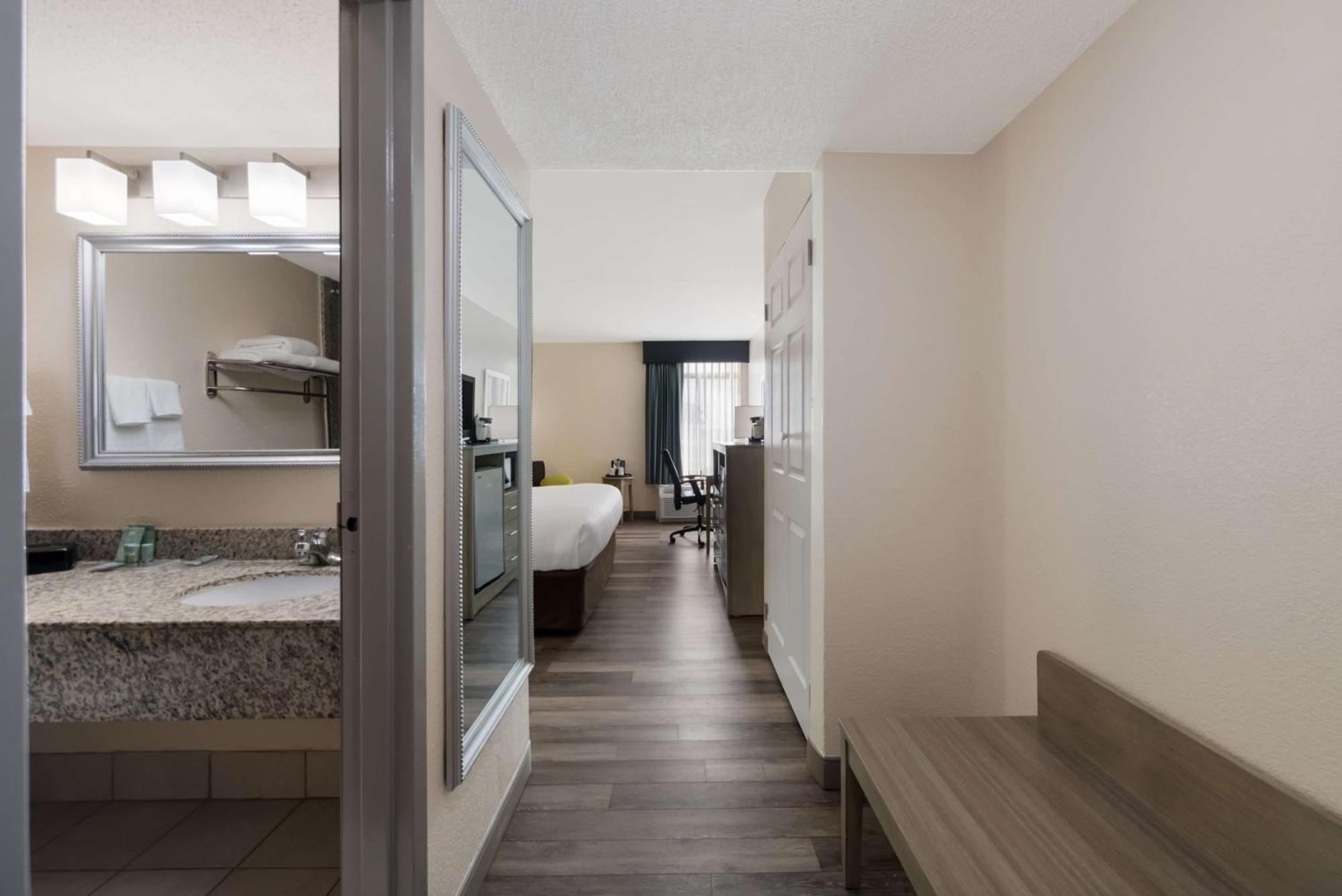 Best Western Hampton Coliseum Inn Экстерьер фото