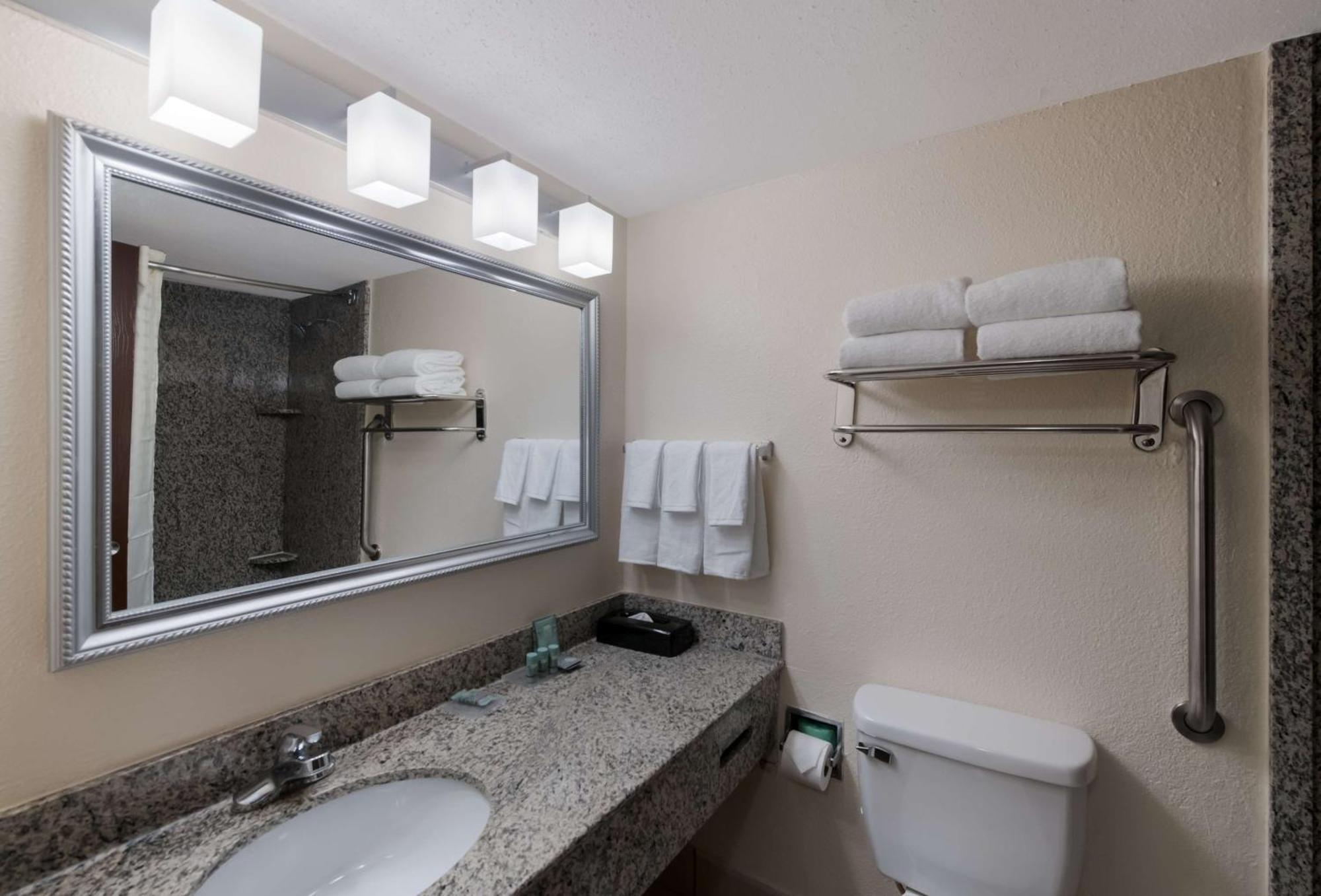 Best Western Hampton Coliseum Inn Экстерьер фото